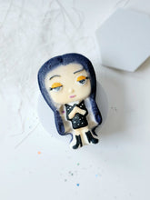 Charger l'image dans la galerie, Bombe de bain moussante Mercredi Addams de Bombe et potion magique de licorne