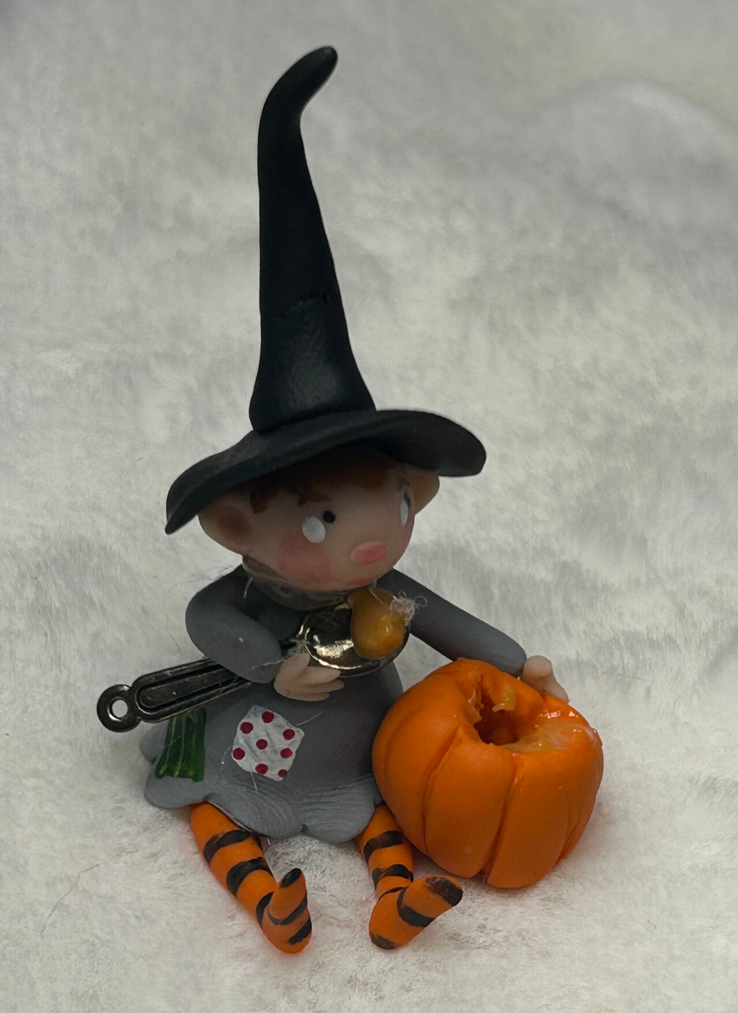 Mini Sorcière et sa citrouille