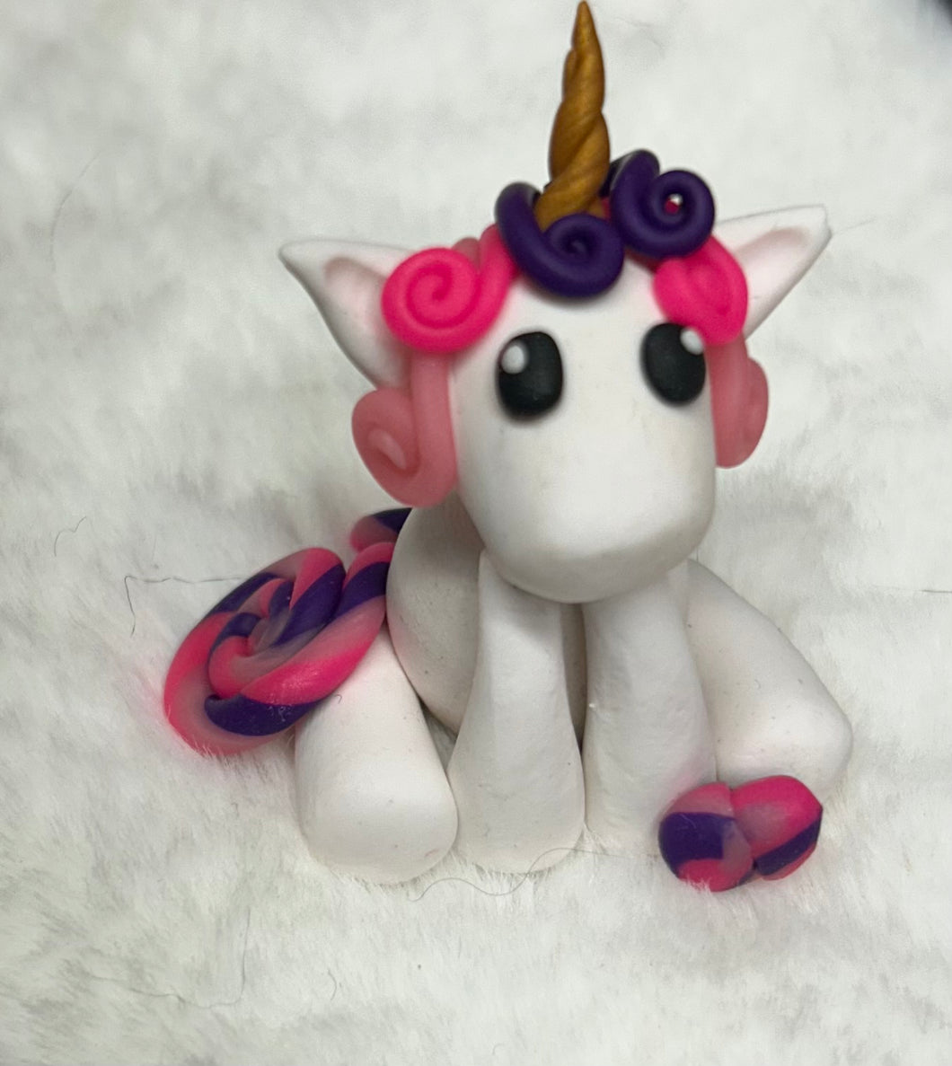 Pequeño unicornio para tarta de cumpleaños u otro.