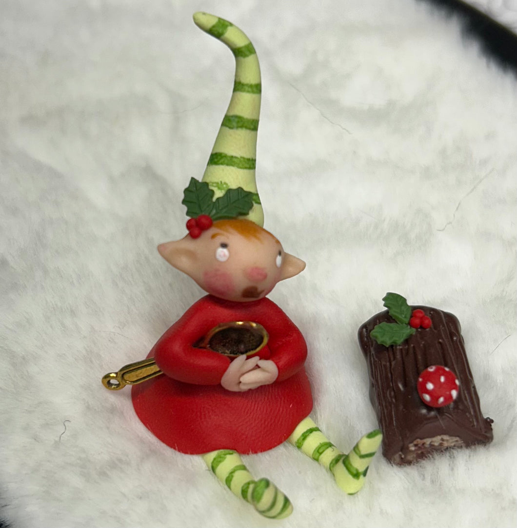 Pequeña hada navideña con su tronco navideño o para cualquier ocasión